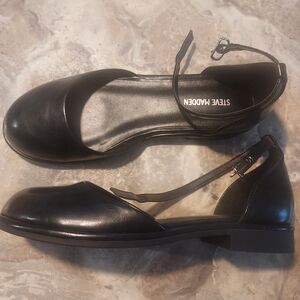 Girls dress shoes. Steve Madden, size 5. Black.